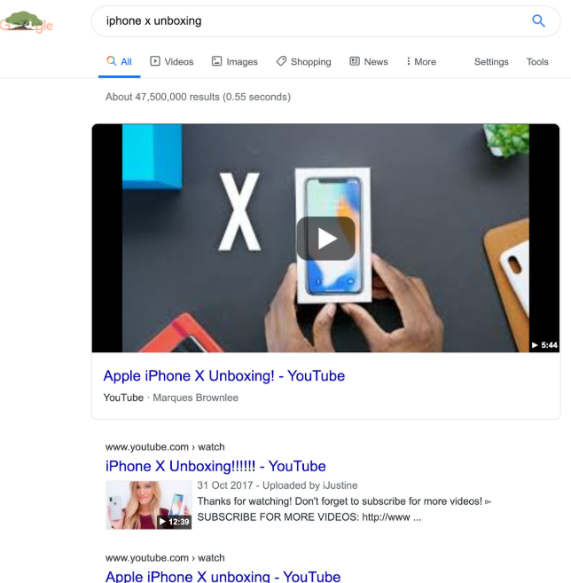 truy vấn “mở hộp iphone X”. Gần như không thể xếp hạng một trang web trên trang đầu tiên cho truy vấn này. Nếu bạn muốn xếp hạng, bạn sẽ cần phải tạo và tối ưu hóa video.